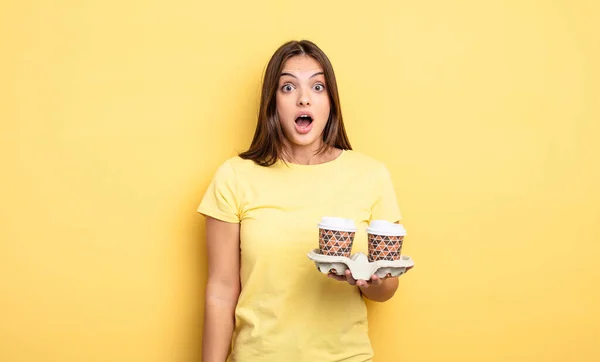 Pretty Woman Looking Very Shocked Surprised Take Away Coffee Concept — Foto Stock