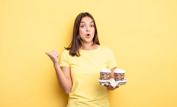 Pretty Woman Looking Astonished Disbelief Take Away Coffee Concept — Stockfoto