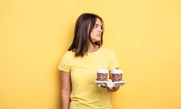 Pretty Woman Profile View Thinking Imagining Daydreaming Take Away Coffee — Stockfoto