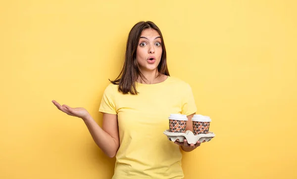 Pretty Woman Amazed Shocked Astonished Unbelievable Surprise Take Away Coffee — Stockfoto