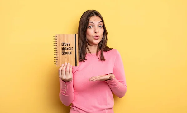Pretty Woman Looking Surprised Shocked Jaw Dropped Holding Object Recycle — Stockfoto