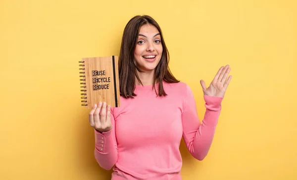 Pretty Woman Feeling Happy Surprised Realizing Solution Idea Recycle Concept — Stockfoto