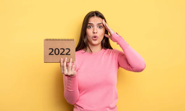 Pretty Woman Looking Happy Astonished Surprised 2022 Calendar Concept — Stockfoto