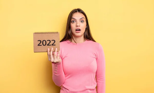 Pretty Woman Looking Very Shocked Surprised 2022 Calendar Concept — Foto Stock