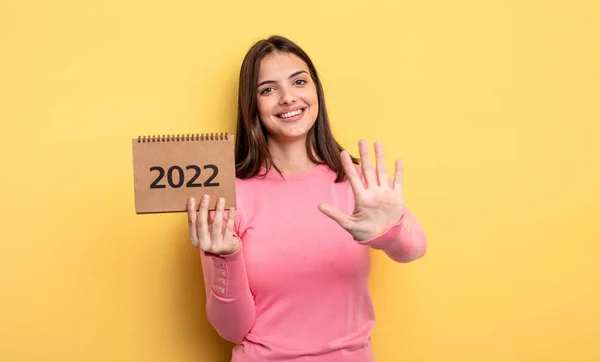 Pretty Woman Smiling Looking Friendly Showing Number Five 2022 Calendar — Stockfoto