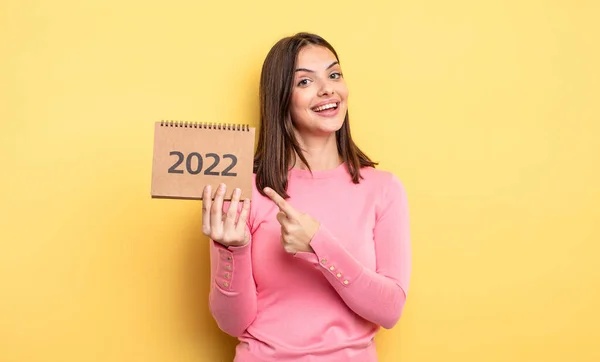 Pretty Woman Looking Excited Surprised Pointing Side 2022 Calendar Concept — Zdjęcie stockowe