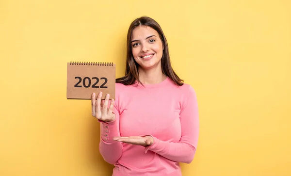 Pretty Woman Smiling Cheerfully Feeling Happy Showing Concept 2022 Calendar — Zdjęcie stockowe