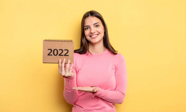 Pretty Woman Smiling Cheerfully Feeling Happy Showing Concept 2022 Calendar — Foto Stock