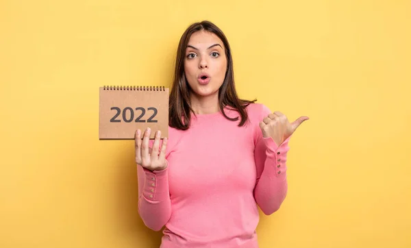 Pretty Woman Looking Astonished Disbelief 2022 Calendar Concept — Stockfoto
