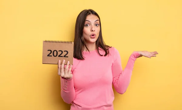 Pretty Woman Looking Surprised Shocked Jaw Dropped Holding Object 2022 — Foto Stock
