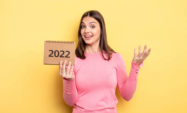 Pretty Woman Feeling Happy Surprised Realizing Solution Idea 2022 Calendar — Stock Photo, Image