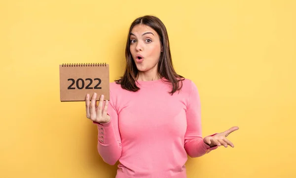Pretty Woman Feeling Extremely Shocked Surprised 2022 Calendar Concept — Foto Stock