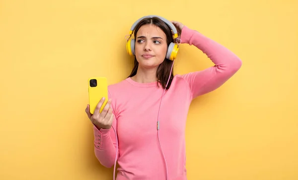 Pretty Woman Feeling Puzzled Confused Scratching Head Listening Music Concept — Φωτογραφία Αρχείου