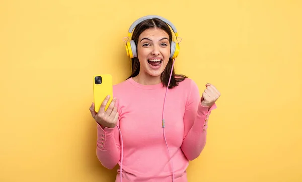 Pretty Woman Feeling Shocked Laughing Celebrating Success Listening Music Concept — Φωτογραφία Αρχείου