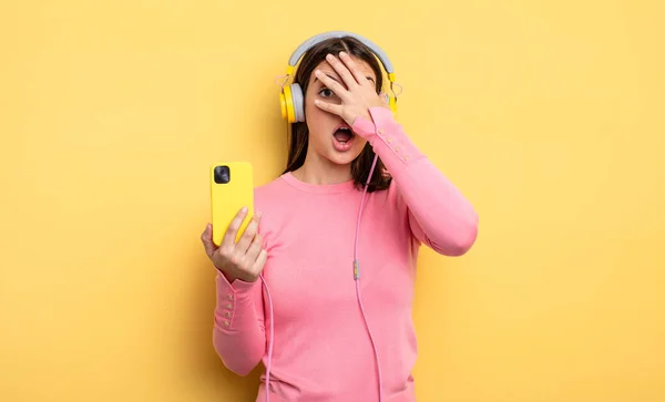 Pretty Woman Looking Shocked Scared Terrified Covering Face Hand Listening — Foto de Stock