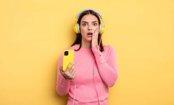 Pretty Woman Feeling Shocked Scared Listening Music Concept —  Fotos de Stock