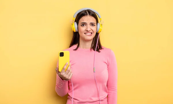 Pretty Woman Looking Puzzled Confused Listening Music Concept — Fotografia de Stock