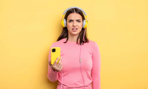Pretty Woman Feeling Puzzled Confused Listening Music Concept — Stock Photo, Image