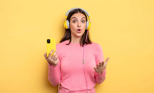 Pretty Woman Feeling Extremely Shocked Surprised Listening Music Concept — Φωτογραφία Αρχείου