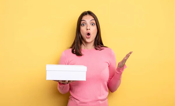 Pretty Woman Amazed Shocked Astonished Unbelievable Surprise White Box Packaging — Stockfoto