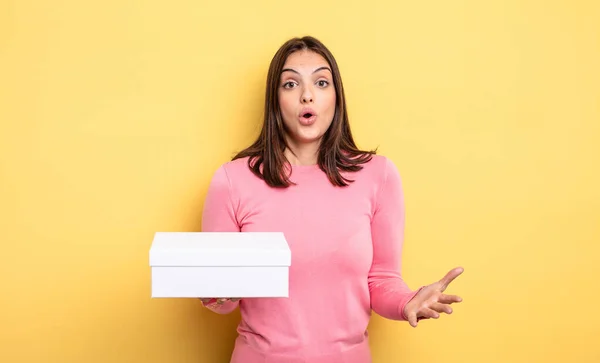 Pretty Woman Feeling Extremely Shocked Surprised White Box Packaging Concept — Stockfoto