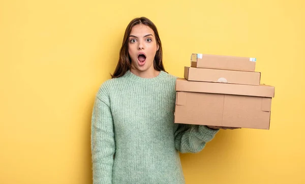 Pretty Woman Looking Very Shocked Surprised Packages Boxes Concept — Stockfoto