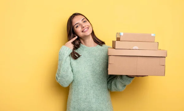 Mulher Bonita Sorrindo Confiantemente Apontando Para Próprio Sorriso Largo Pacotes — Fotografia de Stock