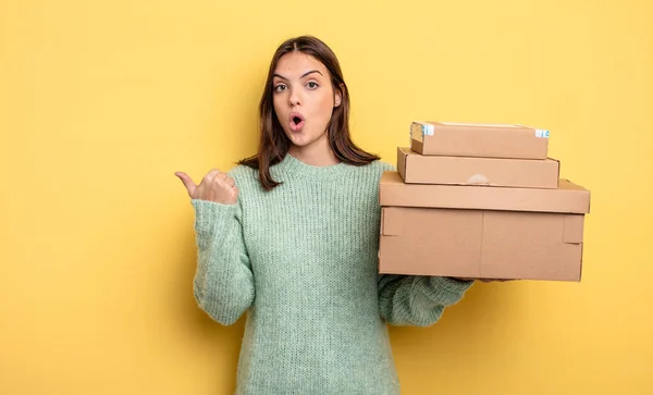 Pretty Woman Looking Astonished Disbelief Packages Boxes Concept — Stock Photo, Image