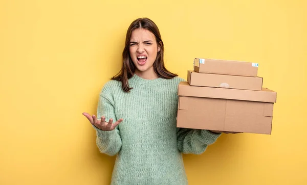怒っていらいらしていらいらするパッケージボックスの概念を探しているかなり女性 — ストック写真