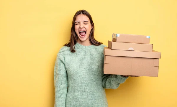 Vacker Kvinna Skriker Aggressivt Ser Mycket Arg Paket Lådor Koncept — Stockfoto