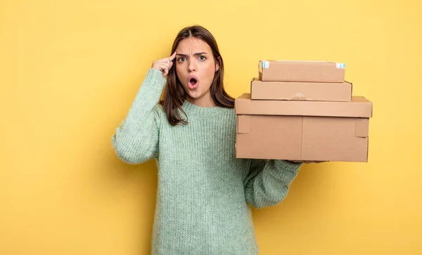 Bonita Mulher Olhando Surpreso Percebendo Novo Pensamento Ideia Conceito Pacotes — Fotografia de Stock