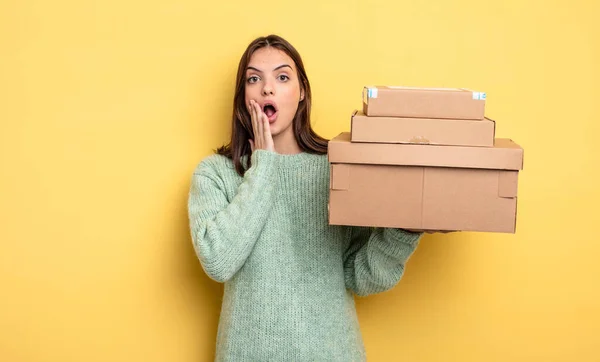 かなり女性はショックを受けて怖がってパッケージボックスのコンセプト — ストック写真