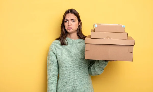 悲しさを感じる可愛い女性と不幸な表情と泣いているパッケージボックスのコンセプト — ストック写真
