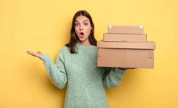 Pretty Woman Looking Surprised Shocked Jaw Dropped Holding Object Packages — Stock Photo, Image