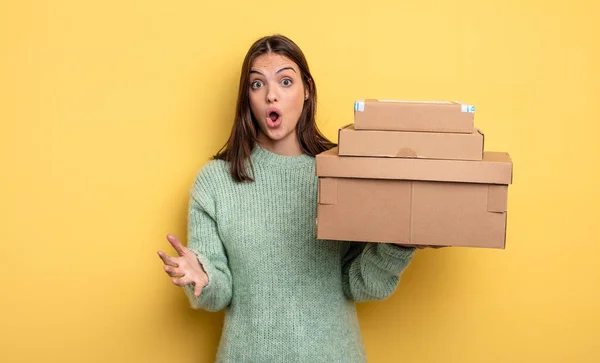 Pretty Woman Feeling Extremely Shocked Surprised Packages Boxes Concept — Stock Photo, Image