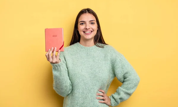 Vacker Kvinna Ler Glatt Med Hand Höften Och Säker Planerarkoncept — Stockfoto