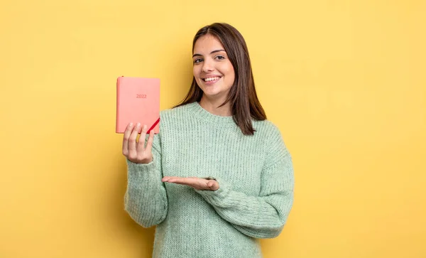 Bella Donna Sorridente Allegramente Sentendosi Felice Mostrando Concetto Concetto Progettista — Foto Stock