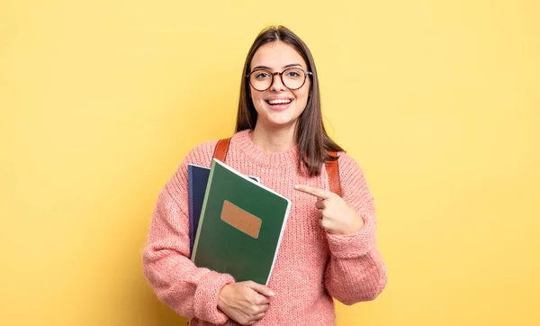 Pretty Student Woman Looking Excited Surprised Pointing Side — Foto Stock