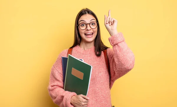 アイデアを実現した後に幸せと興奮の天才のように感じるかなり学生の女性 — ストック写真