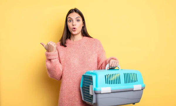 Pretty Woman Looking Astonished Disbelief Pet Carrier Concept — Stockfoto
