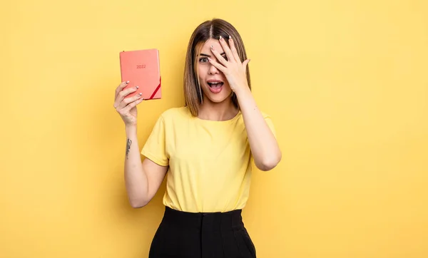 Mujer Bonita Mirando Sorprendido Asustado Aterrorizado Cubriendo Cara Con Mano — Foto de Stock