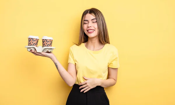 Vacker Kvinna Skrattade Högt Ett Lustigt Skämt Bort Kaffekonceptet — Stockfoto