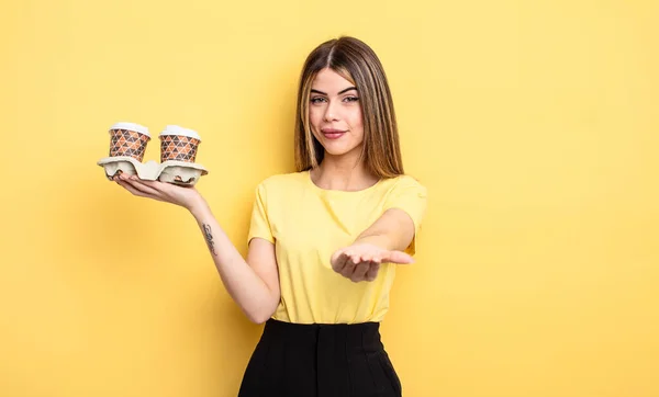 Mooie Vrouw Glimlachen Gelukkig Met Vriendelijk Het Aanbieden Tonen Van — Stockfoto