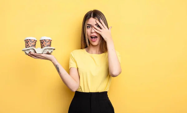 Vacker Kvinna Ser Chockad Rädd Eller Skräckslagen Täcker Ansiktet Med — Stockfoto