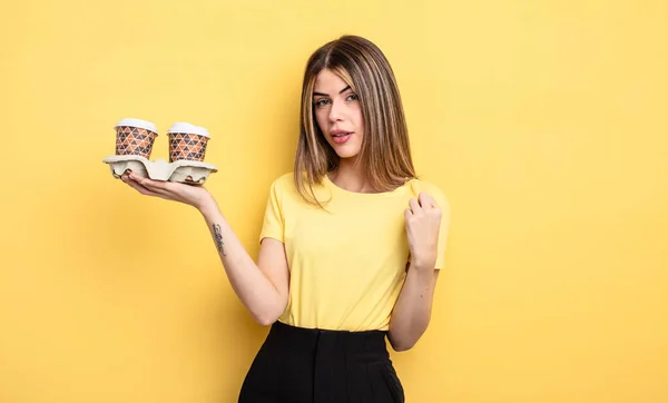 Vacker Kvinna Ser Arrogant Framgångsrik Positiv Och Stolt Bort Kaffekonceptet — Stockfoto