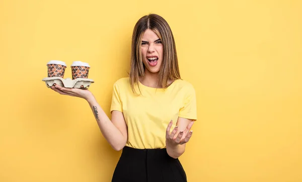 Vacker Kvinna Som Ser Arg Irriterad Och Frustrerad Bort Kaffekonceptet — Stockfoto