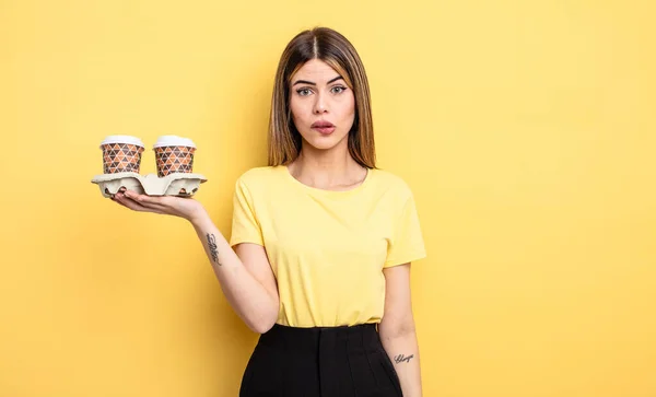 Vacker Kvinna Ser Förbryllad Och Förvirrad Bort Kaffekonceptet — Stockfoto