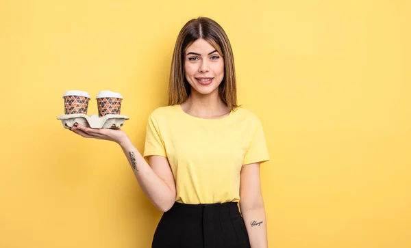 Vacker Kvinna Ser Glad Och Positivt Överraskad Bort Kaffekonceptet — Stockfoto