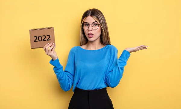 Pretty Woman Feeling Puzzled Confused Doubting 2022 Calendar Concept — Fotografia de Stock