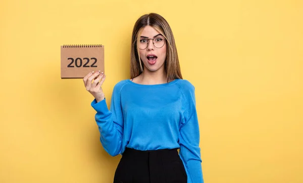 Pretty Woman Looking Very Shocked Surprised 2022 Calendar Concept — Stock Photo, Image